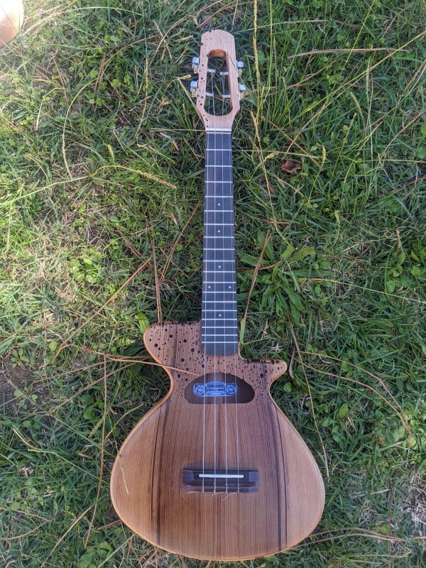 ukulele ténor cèdre ancien