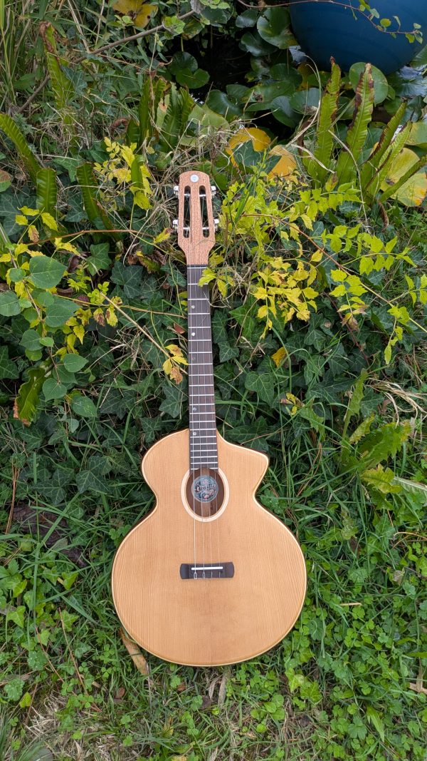 ukulele baryton custom monoxyle epicéa torrefié – Image 6