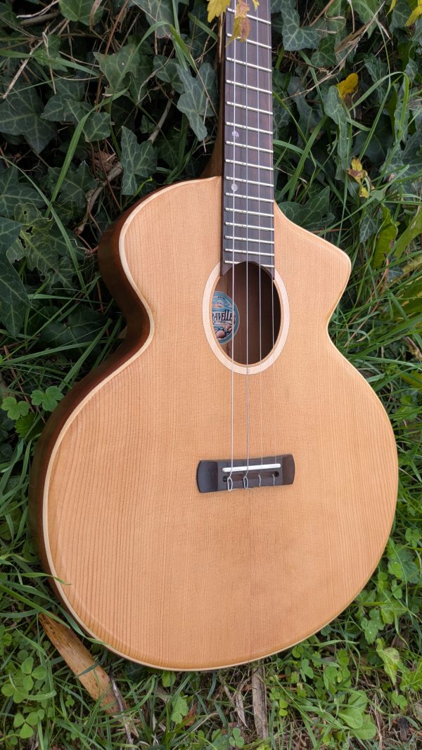 ukulele baryton custom monoxyle epicéa torrefié – Image 3