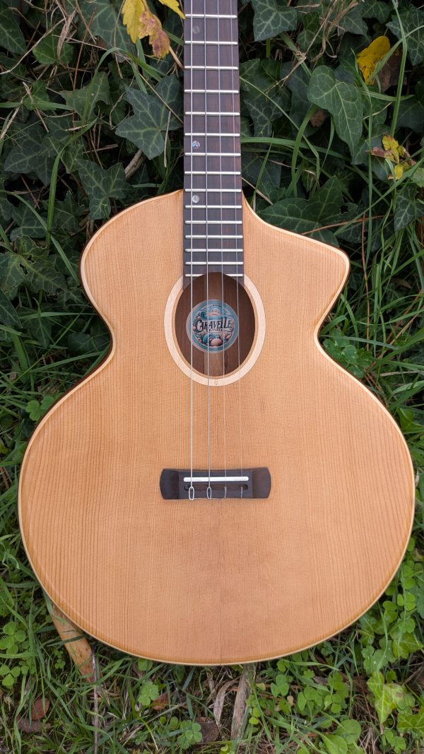 ukulele baryton custom monoxyle epicéa torrefié – Image 9