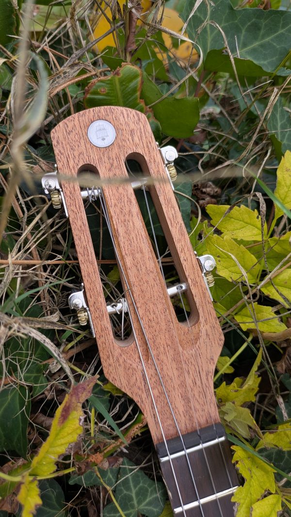 ukulele baryton custom monoxyle epicéa torrefié – Image 11