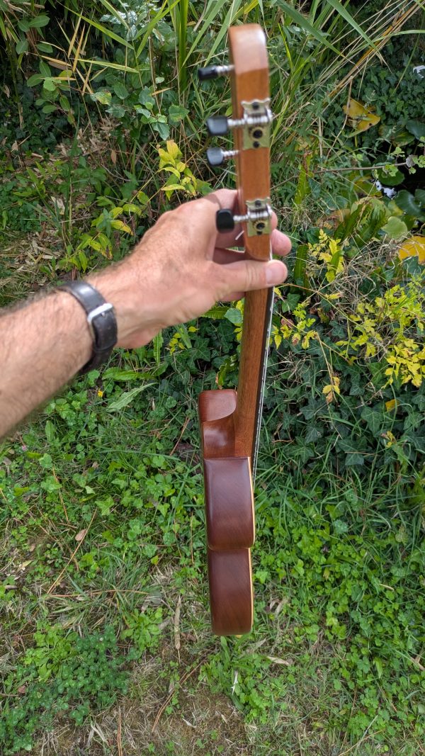 ukulele baryton custom monoxyle epicéa torrefié – Image 4