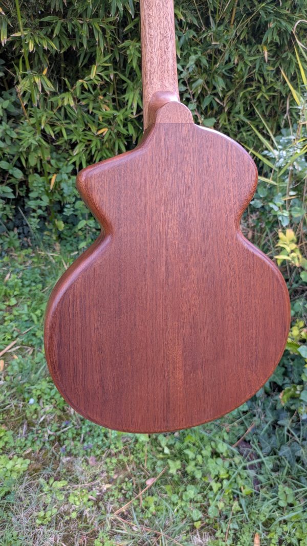 ukulele baryton custom monoxyle epicéa torrefié – Image 2
