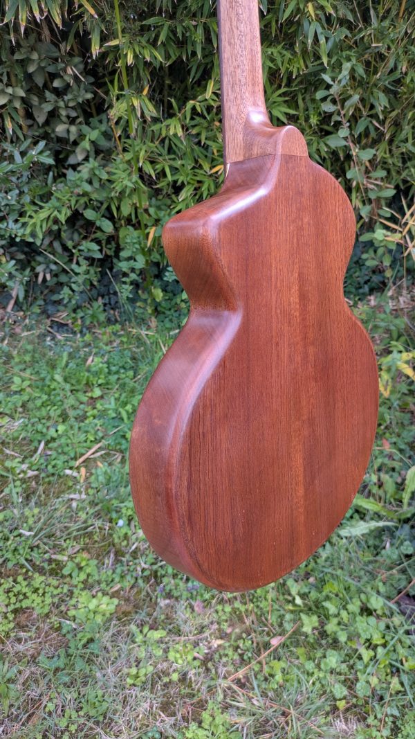 ukulele baryton custom monoxyle epicéa torrefié – Image 7