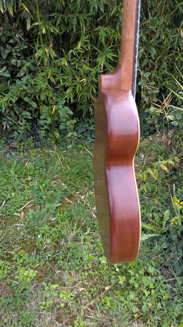 ukulele baryton custom monoxyle epicéa torrefié – Image 5