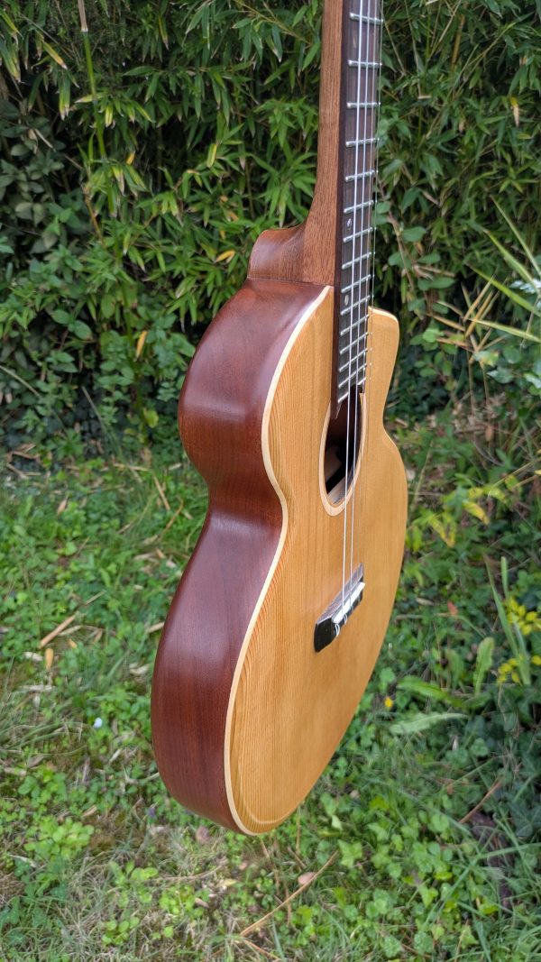 ukulele baryton custom monoxyle epicéa torrefié – Image 10