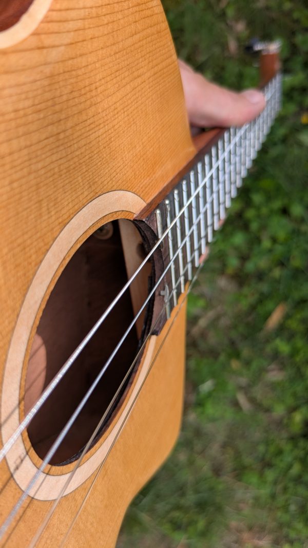 ukulele baryton custom monoxyle epicéa torrefié – Image 12